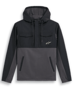 Kurtka Alpinestars Juncture Hybrid, anorak z kapturem, czarny i gunmetal, konstrukcja z mieszanych materiałów z nakładką ripstop na karczku i kapturze, korpus z polaru płóciennego, kieszenie na piersi z klapkami, dolne kieszenie wpuszczane, małe białe logo gwiazdy, casualowa kurtka inspirowana sportami motorowymi