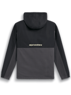 Alpinestars Juncture Hybrid Jacket, widok od tyłu, kolor czarny i grafitowy, anorak z mieszanych materiałów z karczkiem i kapturem ripstop, logo „alpinestars” na środku pleców, casualowy streetwear w stylu motorsport