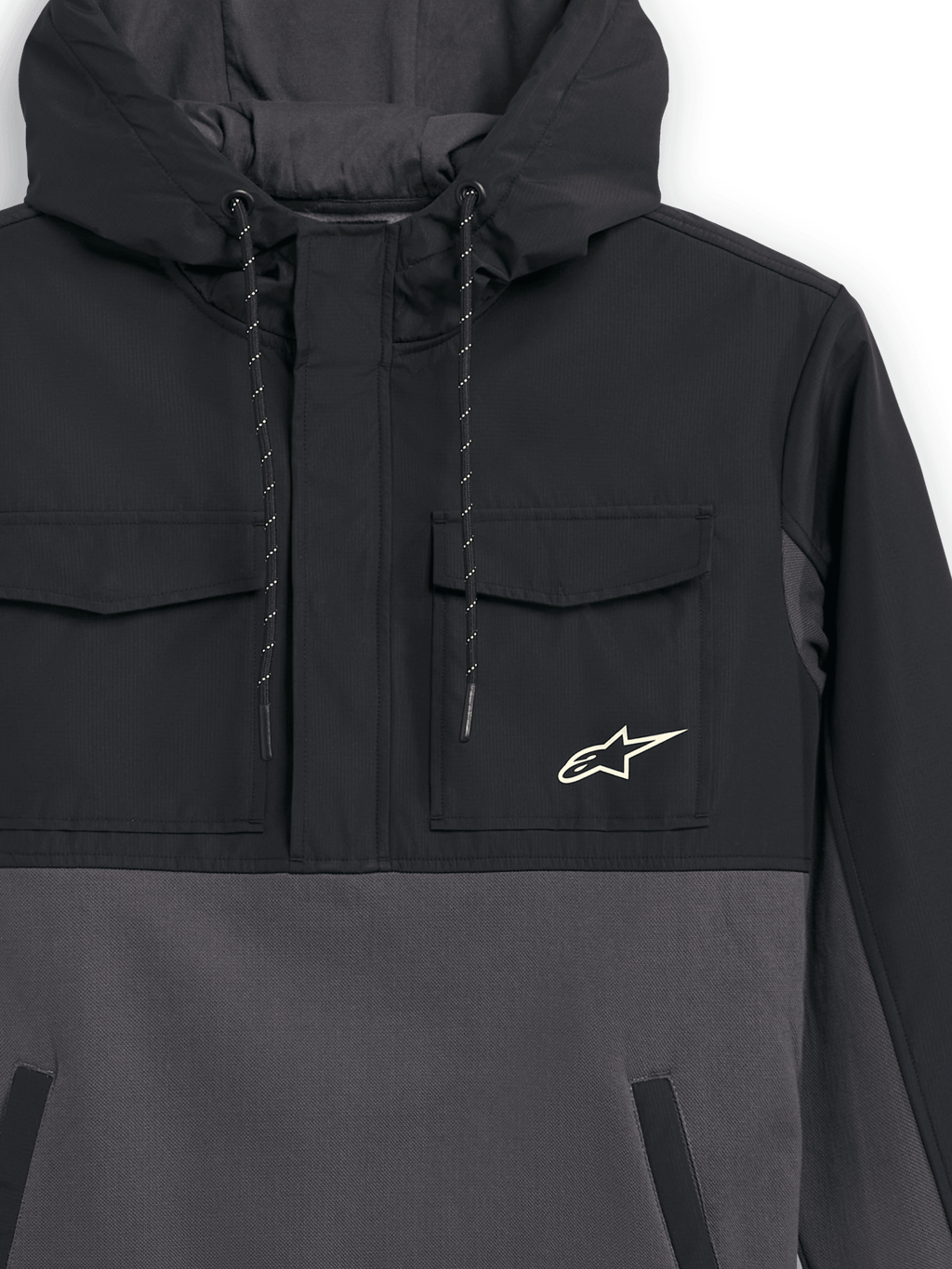 Alpinestars Juncture Hybrid Jacket, czarno-szara, zbliżenie na przód, anorak z mieszanych materiałów, kieszenie na piersi z materiału ripstop, korpus z płóciennego polaru, logo gwiazdy Alpinestars na piersi, kaptur ze ściągaczem, codzienna odzież uliczna w stylu motorsport
