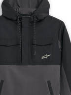 Alpinestars Juncture Hybrid Jacket, czarno-szara, zbliżenie na przód, anorak z mieszanych materiałów, kieszenie na piersi z materiału ripstop, korpus z płóciennego polaru, logo gwiazdy Alpinestars na piersi, kaptur ze ściągaczem, codzienna odzież uliczna w stylu motorsport