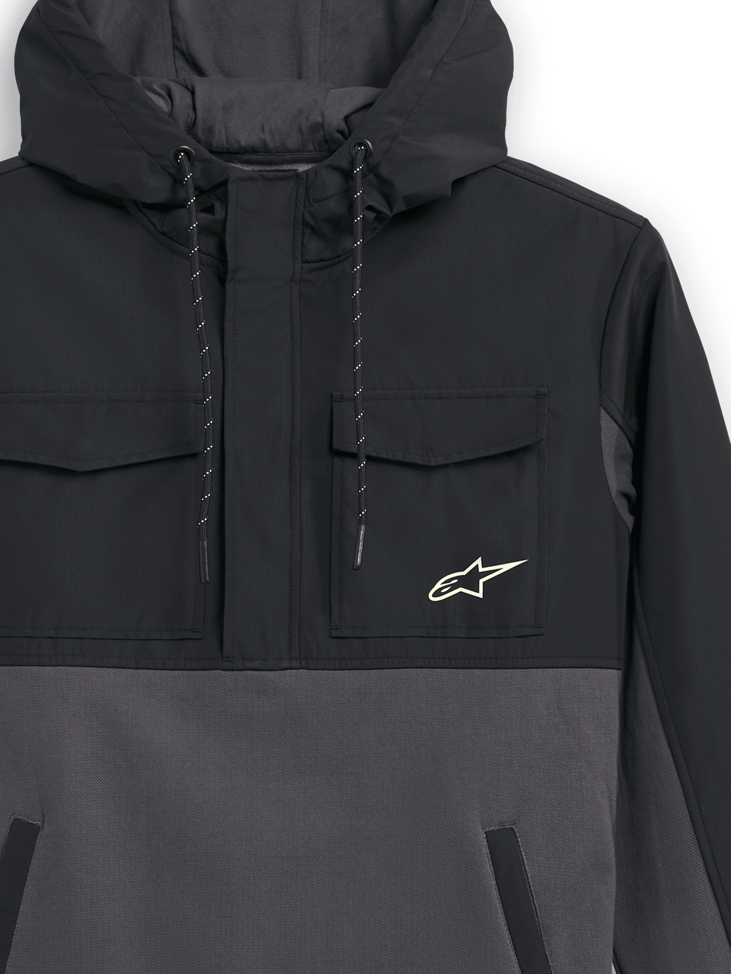 Alpinestars Juncture Hybrid Jacket, czarno-szara, zbliżenie na przód, anorak z mieszanych materiałów, kieszenie na piersi z materiału ripstop, korpus z płóciennego polaru, logo gwiazdy Alpinestars na piersi, kaptur ze ściągaczem, codzienna odzież uliczna w stylu motorsport