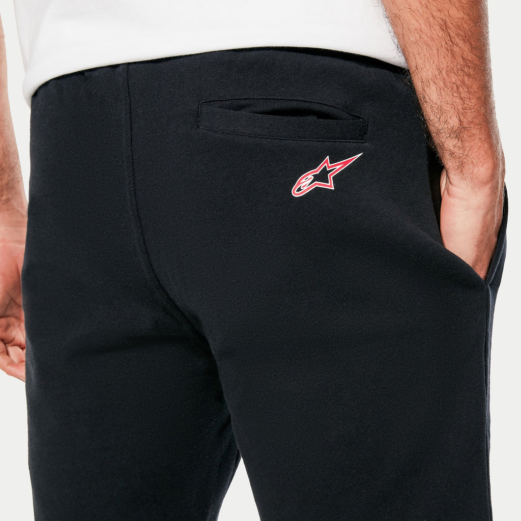 Alpinestars Dunker Short, czarne polarowe spodenki treningowe, zbliżenie na tylną kieszeń z czerwono-białym logo Ageless, miękka tekstura materiału, sportowy design