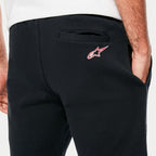 Alpinestars Dunker Short, czarne polarowe spodenki treningowe, zbliżenie na tylną kieszeń z czerwono-białym logo Ageless, miękka tekstura materiału, sportowy design