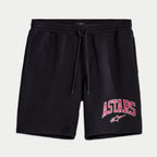 Alpinestars Dunker Short, czarne krótkie spodenki treningowe z polaru, czerwony nadruk „ASTARS” w stylu uczelnianym oraz logo gwiazdy na lewej nogawce, elastyczny pas ze sznurkiem