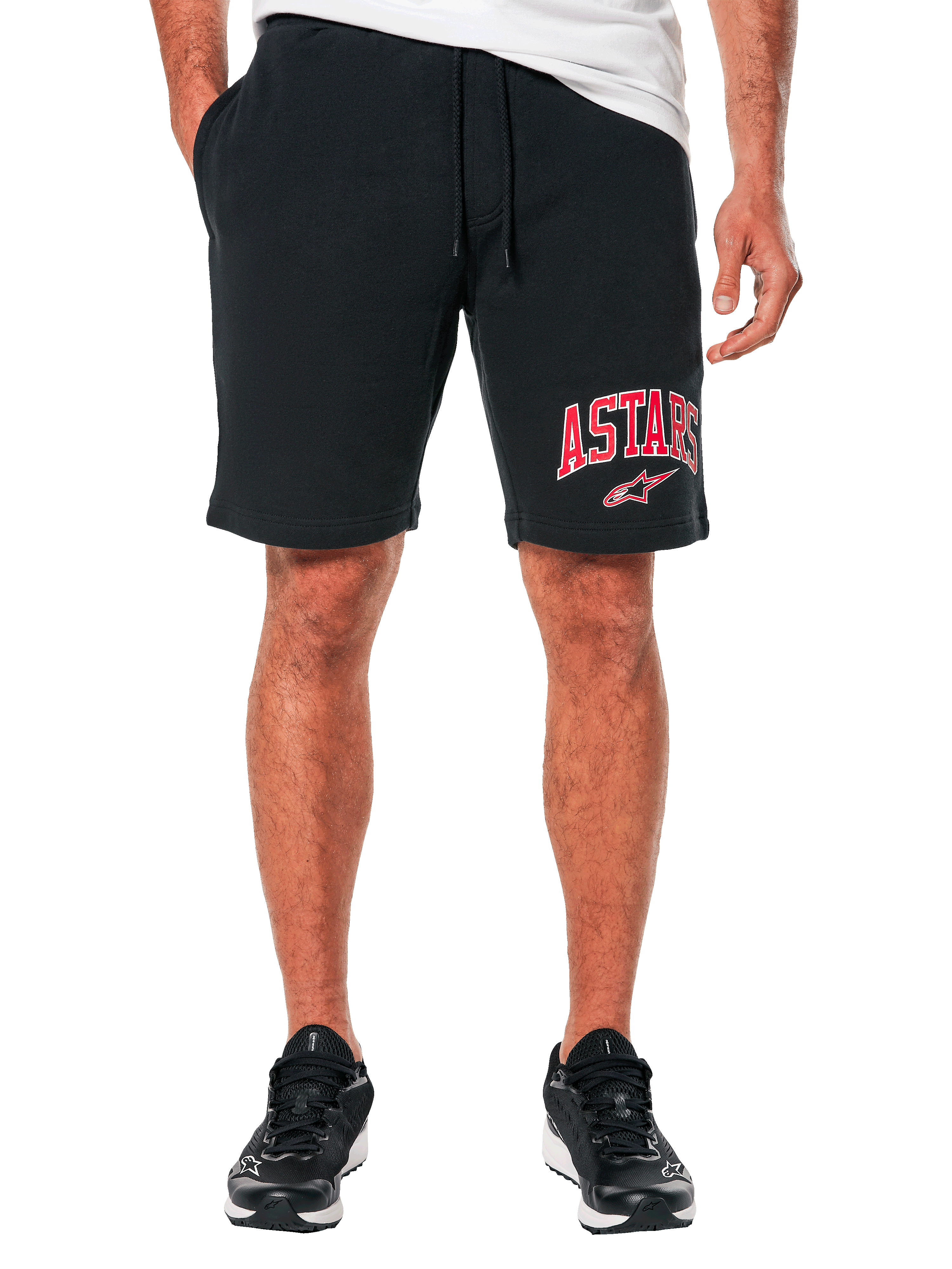 Alpinestars Dunker Short, czarne krótkie spodenki treningowe z polaru, czerwony liniowy nadruk loga „ASTARS” na udzie, elastyczny pas ze sznurkiem, kieszenie boczne
