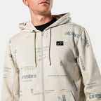 Bluza z kapturem Alpinestars Plenitude, rozpinana bluza polarowa w kolorze złamanej bieli, nadruk graficzny na całej powierzchni z napisem „alpinestars” i „1963”, czarna haftowana naszywka z logo na piersi, kaptur ze sznurkiem, codzienna odzież uliczna inspirowana sportami motorowymi