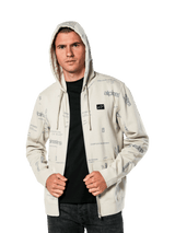 Alpinestars Plenitude Hoodie, casualowa odzież sportowa, polarowa bluza w kolorze złamanej bieli rozpinana na zamek, szare grafiki logo na całej powierzchni, noszona przez mężczyznę z założonym kapturem na czarną koszulkę, mała naszywka z logo na piersi i kieszeń typu kangurek