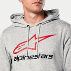 Bluza z kapturem Alpinestars Always V3, Grey Heather, zbliżenie na klatkę piersiową z czerwonym logo gwiazdy i czarnym napisem Alpinestars, kaptur z dżersejową podszewką i szarymi sznurkami, codzienna odzież streetwearowa w stylu motorsport