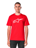 Alpinestars Ageless 2.0 CSF Tee, czerwona koszulka z krótkim rękawem z białym logo w kształcie gwiazdy, codzienna odzież motorsportowa, okrągły dekolt, widok z przodu na modelu