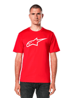 Alpinestars Ageless 2.0 CSF Tee, czerwona koszulka z krótkim rękawem z białym logo w kształcie gwiazdy, codzienna odzież motorsportowa, okrągły dekolt, widok z przodu na modelu