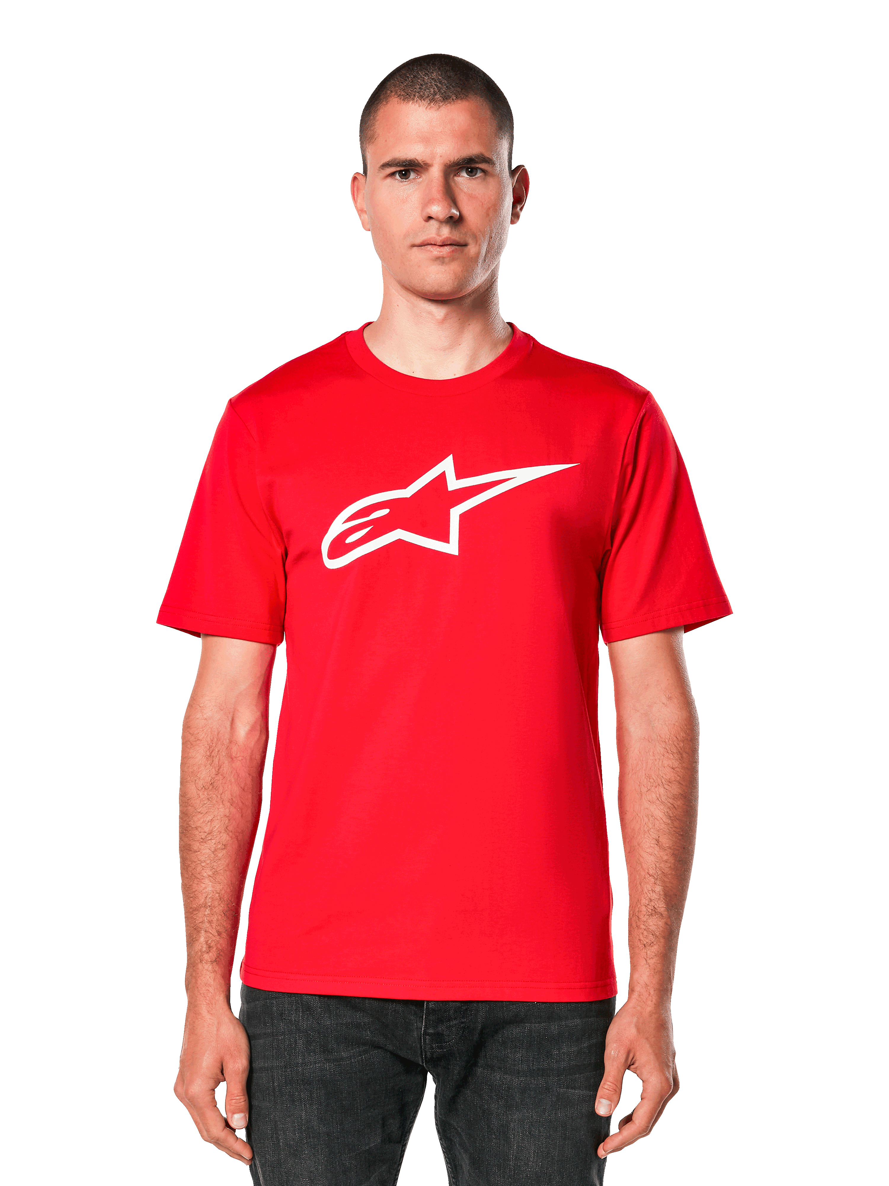 Alpinestars Ageless 2.0 CSF Tee, czerwona koszulka z krótkim rękawem z białym logo w kształcie gwiazdy, codzienna odzież motorsportowa, okrągły dekolt, widok z przodu na modelu