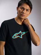 Alpinestars Ageless Shadow CSF Tee, koszulka z krótkim rękawem, czarna z turkusowym i pomarańczowym logo Shadow, prezentowana przez modela, codzienna odzież streetwear inspirowana motorsportem