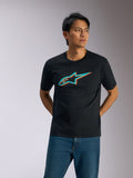 Alpinestars Ageless Shadow CSF Tee, koszulka z krótkim rękawem, czarna z turkusowym i pomarańczowym logo Shadow, noszona przez mężczyznę do niebieskich dżinsów, casualowa odzież typu motorsport streetwear