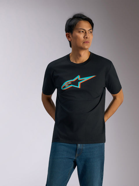 Alpinestars Ageless Shadow CSF Tee, koszulka z krótkim rękawem, czarna z turkusowym i pomarańczowym logo Shadow, noszona przez mężczyznę do niebieskich dżinsów, casualowa odzież typu motorsport streetwear