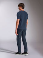 Alpinestars Ageless Shadow CSF Tee, koszulka z krótkim rękawem, granatowa, widok z tyłu na modelu, noszona z ciemnymi jeansami i czarnymi sneakersami, casualowy styl streetwear