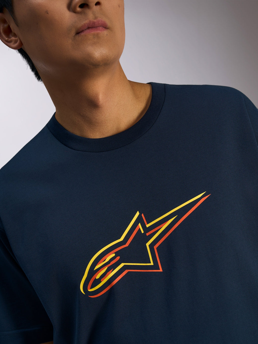 Alpinestars Ageless Shadow CSF Tee, koszulka z krótkim rękawem, granatowa, pomarańczowo-żółta grafika z logo gwiazdy Shadow, codzienna odzież uliczna inspirowana sportami motorowymi