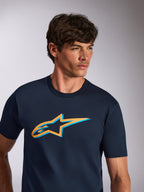 Alpinestars Ageless Shadow CSF Tee, koszulka z krótkim rękawem, granatowa z pomarańczowym i jasnoniebieskim logo Astars, codzienna odzież streetwearowa w stylu motorsportowym