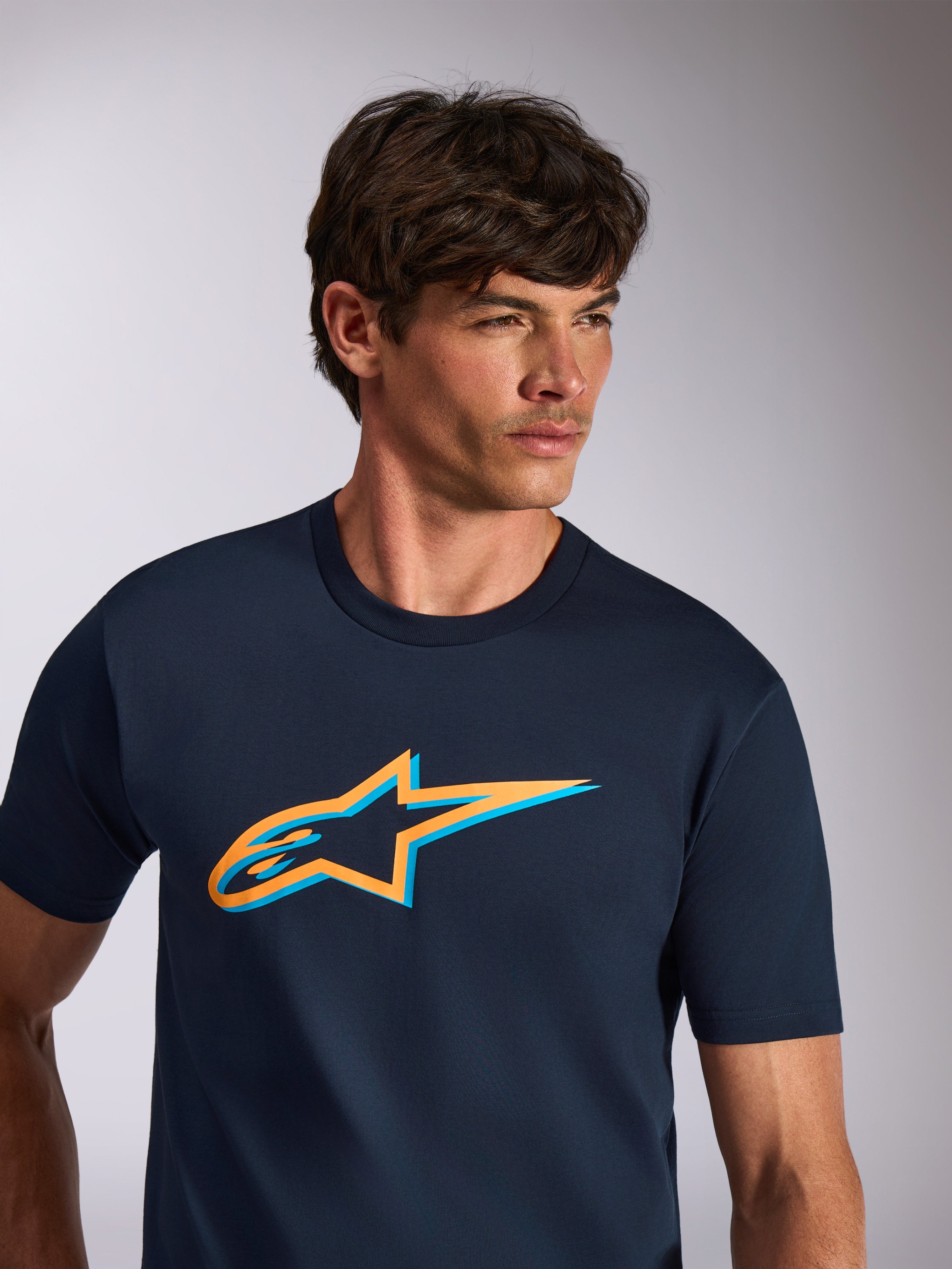 Alpinestars Ageless Shadow CSF Tee, koszulka z krótkim rękawem, granatowa z pomarańczowym i jasnoniebieskim logo Astars, codzienna odzież streetwearowa w stylu motorsportowym