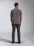 Alpinestars Always 2.0 CSF Tee, koszulka z krótkim rękawem, ciemnoszara, widok z tyłu, noszona z ciemnymi jeansowymi spodniami, codzienna odzież uliczna inspirowana sportami motorowymi