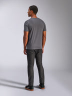 Alpinestars Always 2.0 CSF Tee, koszulka z krótkim rękawem, grafitowa, widok z tyłu na modelu, w zestawieniu z ciemnymi jeansami i czarnymi sneakersami, codzienna odzież uliczna inspirowana motorsportem