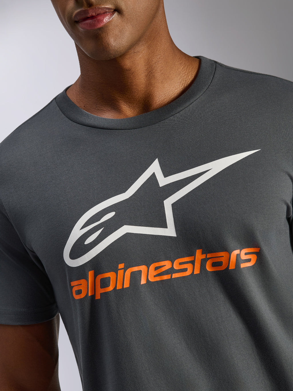 Alpinestars Always 2.0 CSF Tee, koszulka z krótkim rękawem, grafitowa, białe logo A-star i pomarańczowy napis Alpinestars, codzienna odzież motorsport streetwear