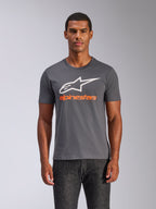 Alpinestars Always 2.0 CSF Tee, koszulka z krótkim rękawem, grafitowa, duże białe logo A-star i pomarańczowy napis Alpinestars, noszona przez mężczyznę, casualowa odzież streetwear w stylu motorsport