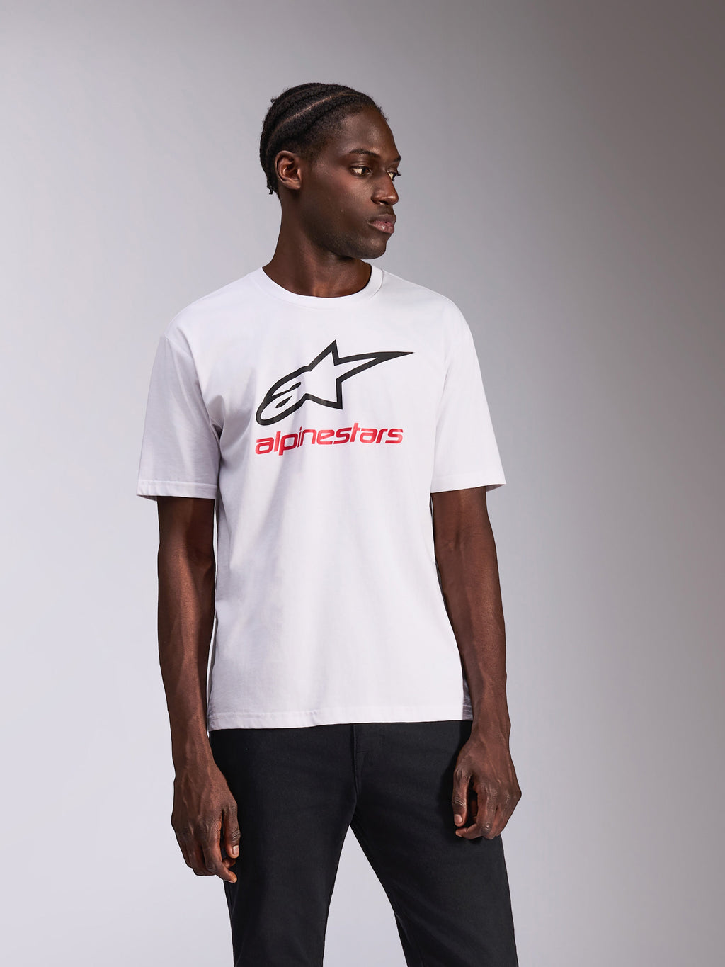 Alpinestars Always 2.0 CSF Tee, koszulka z krótkim rękawem, biała, czarne logo Alpinestars i czerwony napis, codzienna odzież sportowa w stylu motorsport