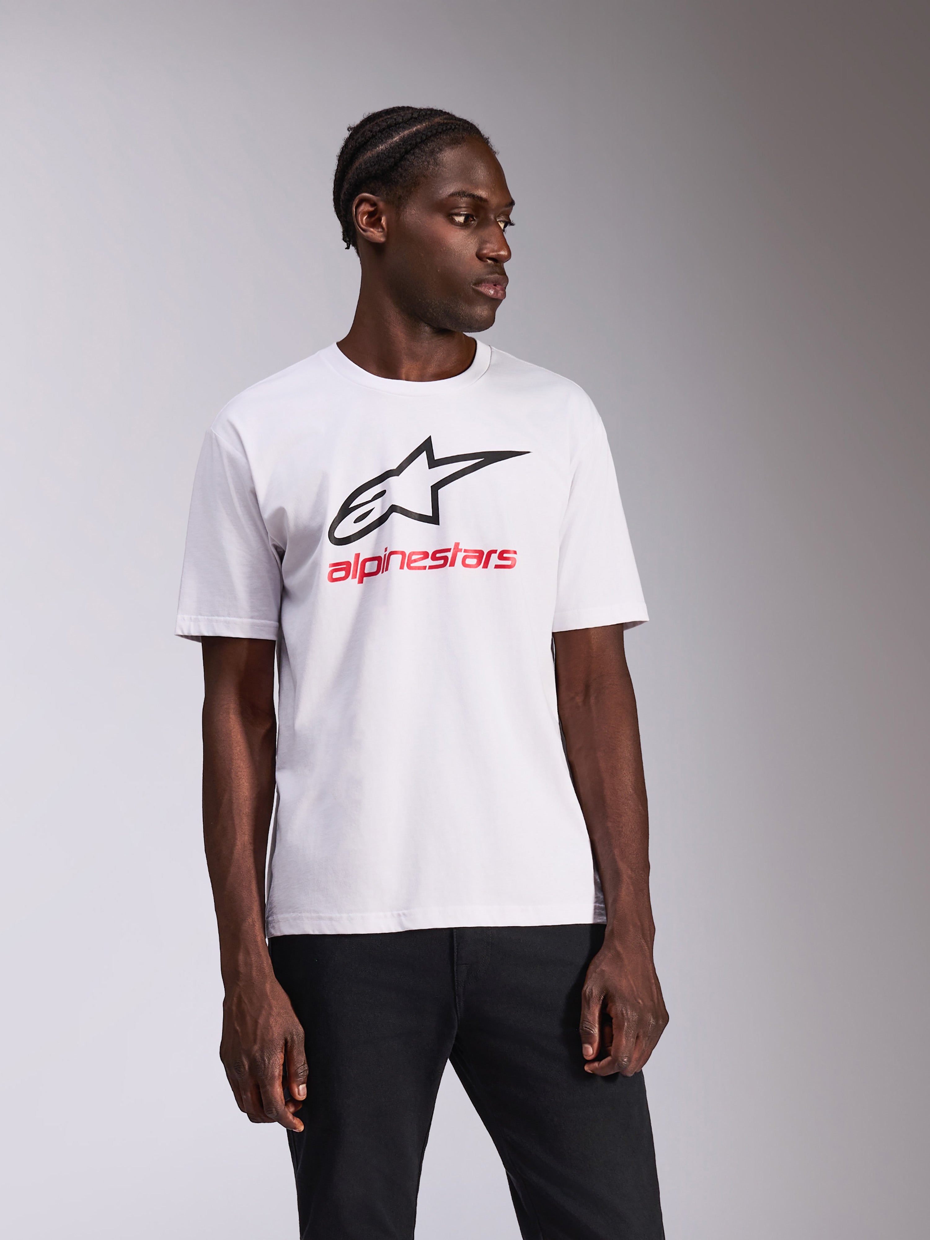 Alpinestars Always 2.0 CSF Tee, koszulka z krótkim rękawem, biała, czarne logo Alpinestars i czerwony napis, codzienna odzież sportowa w stylu motorsport