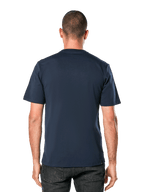 Alpinestars Blaze 2.0 CSF Tee, granatowa koszulka z krótkim rękawem, widok z tyłu na modelu, casualowa odzież uliczna inspirowana sportami motorowymi