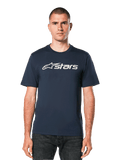Alpinestars Blaze 2.0 CSF Tee, granatowa koszulka z krótkim rękawem z białą grafiką logo Astars, noszona przez mężczyznę w ciemnych jeansach, casualowa odzież motorsport lifestyle
