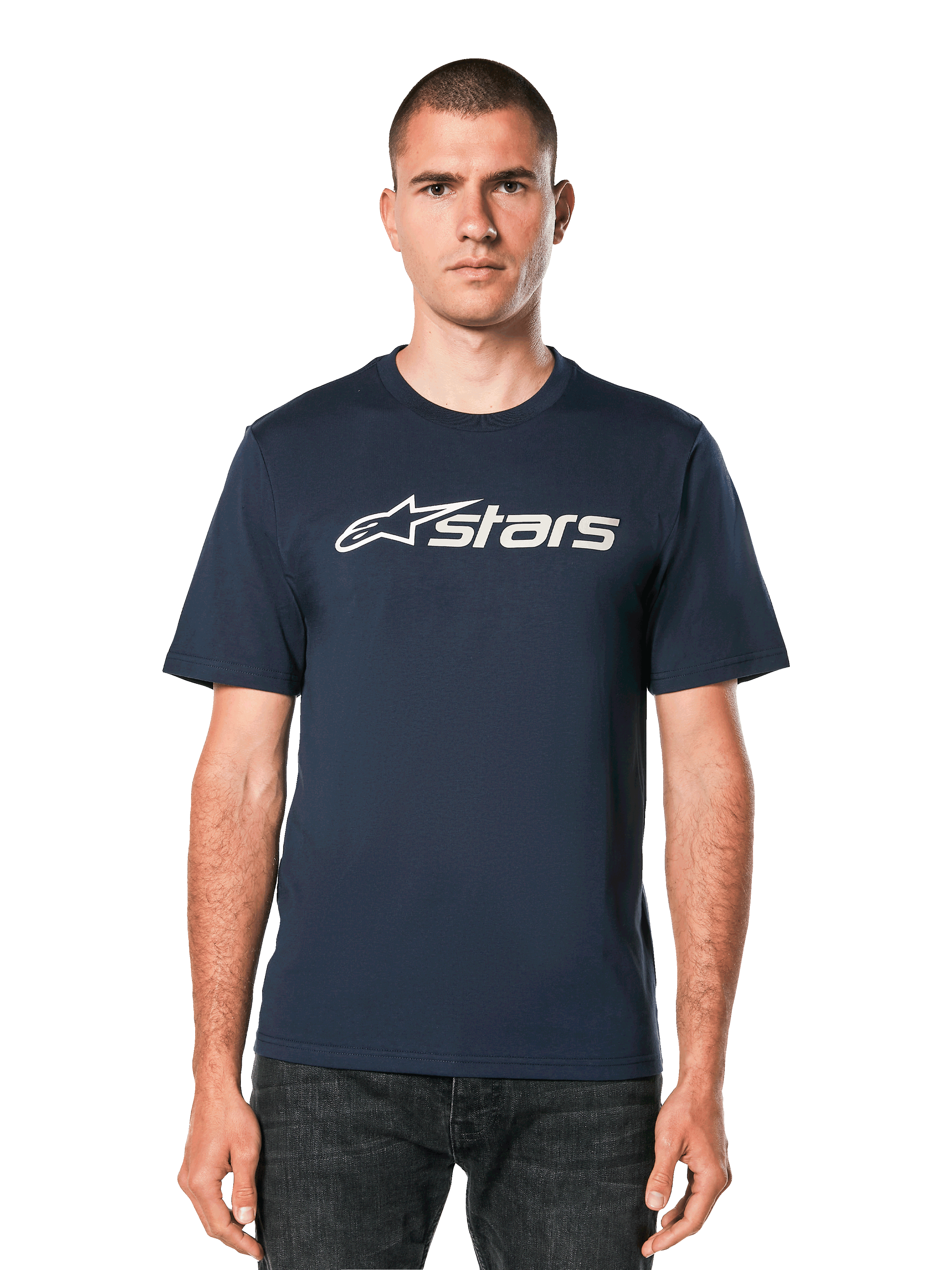 Alpinestars Blaze 2.0 CSF Tee, granatowa koszulka z krótkim rękawem z białą grafiką logo Astars, noszona przez mężczyznę w ciemnych jeansach, casualowa odzież motorsport lifestyle