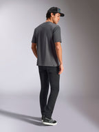 Alpinestars Blaze 2.0 CSF Tee, t-shirt z krótkim rękawem, szary, widok z tyłu na modela w czarnych spodniach i czarnej czapce, codzienna odzież typu motorsport streetwear