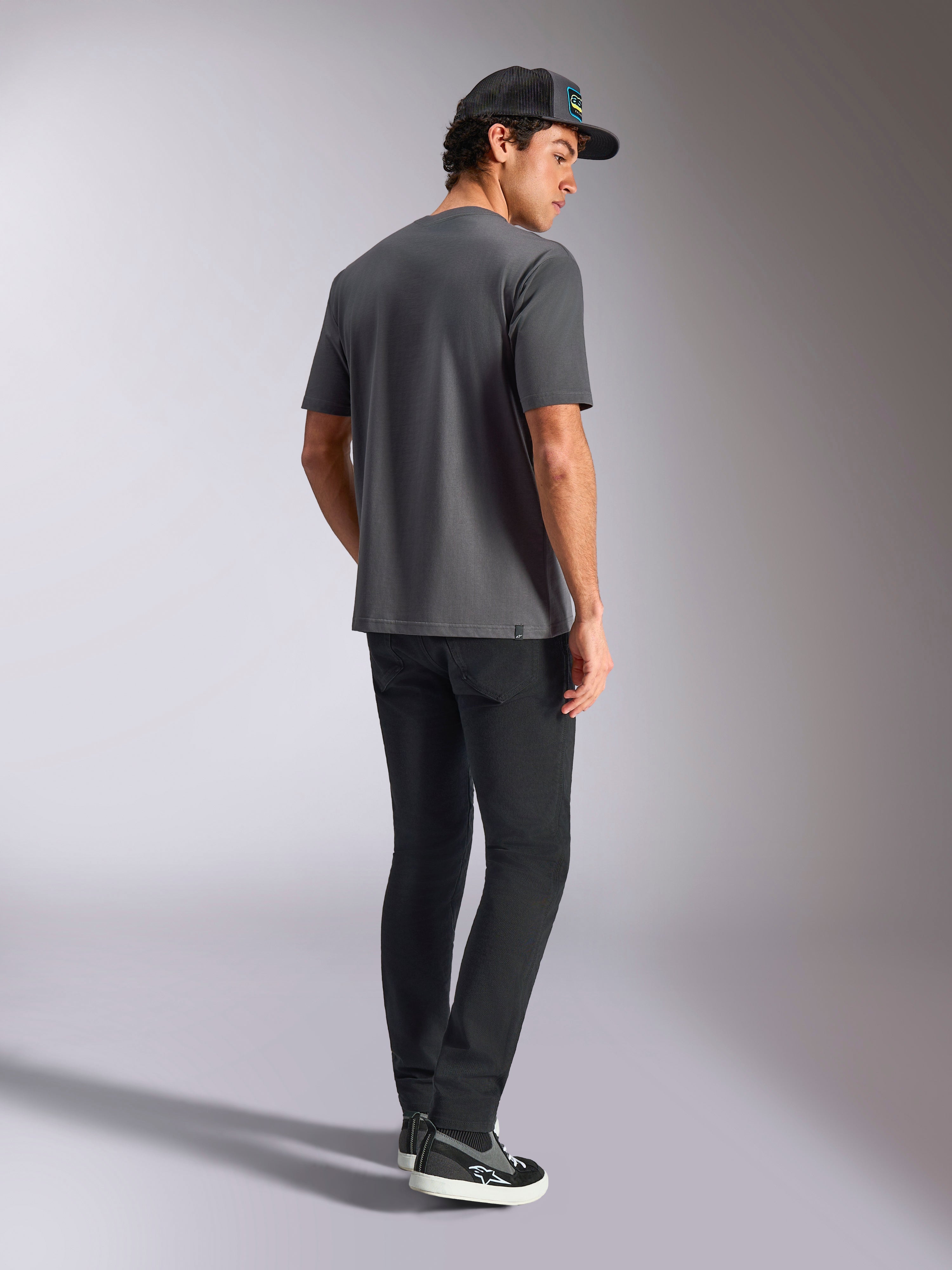 Alpinestars Blaze 2.0 CSF Tee, t-shirt z krótkim rękawem, szary, widok z tyłu na modela w czarnych spodniach i czarnej czapce, codzienna odzież typu motorsport streetwear