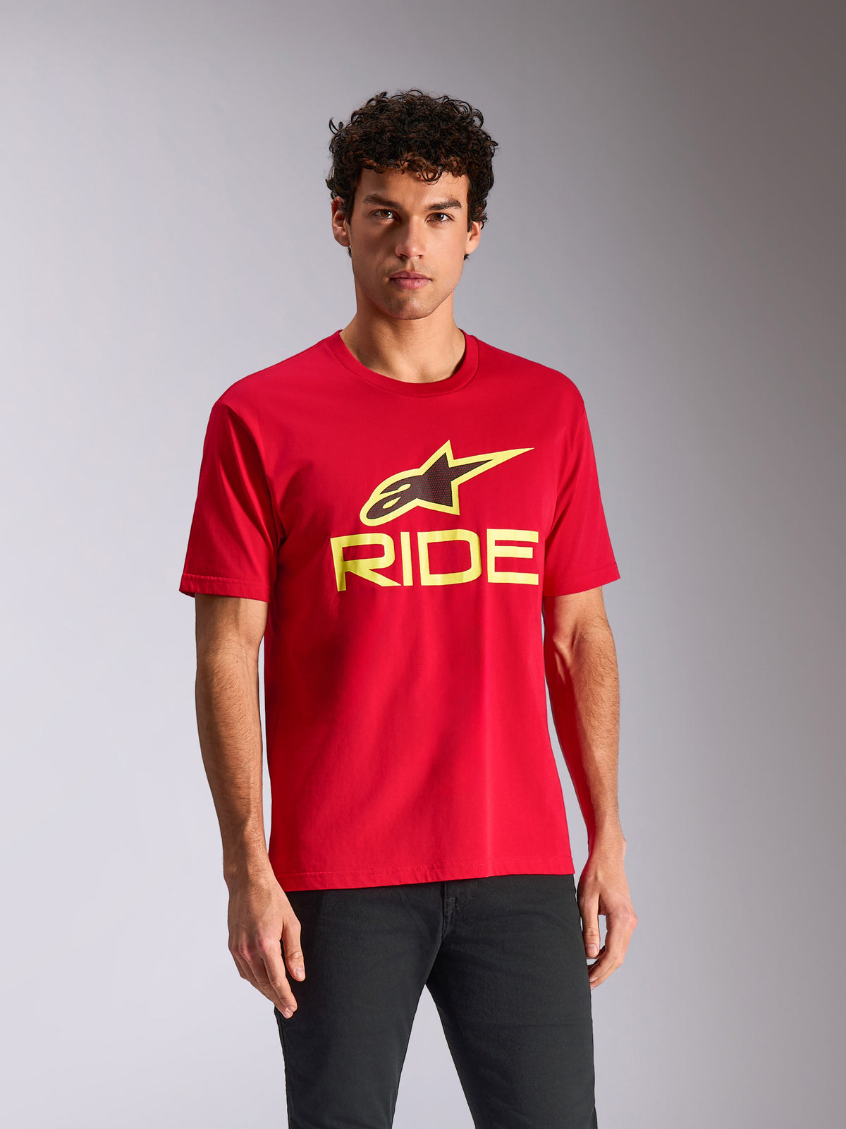 Alpinestars Ride 4.0 CSF Tee, koszulka z krótkim rękawem, czerwona, jaskrawożółte i czarne logo Ride, codzienna odzież motorsportowa typu streetwear