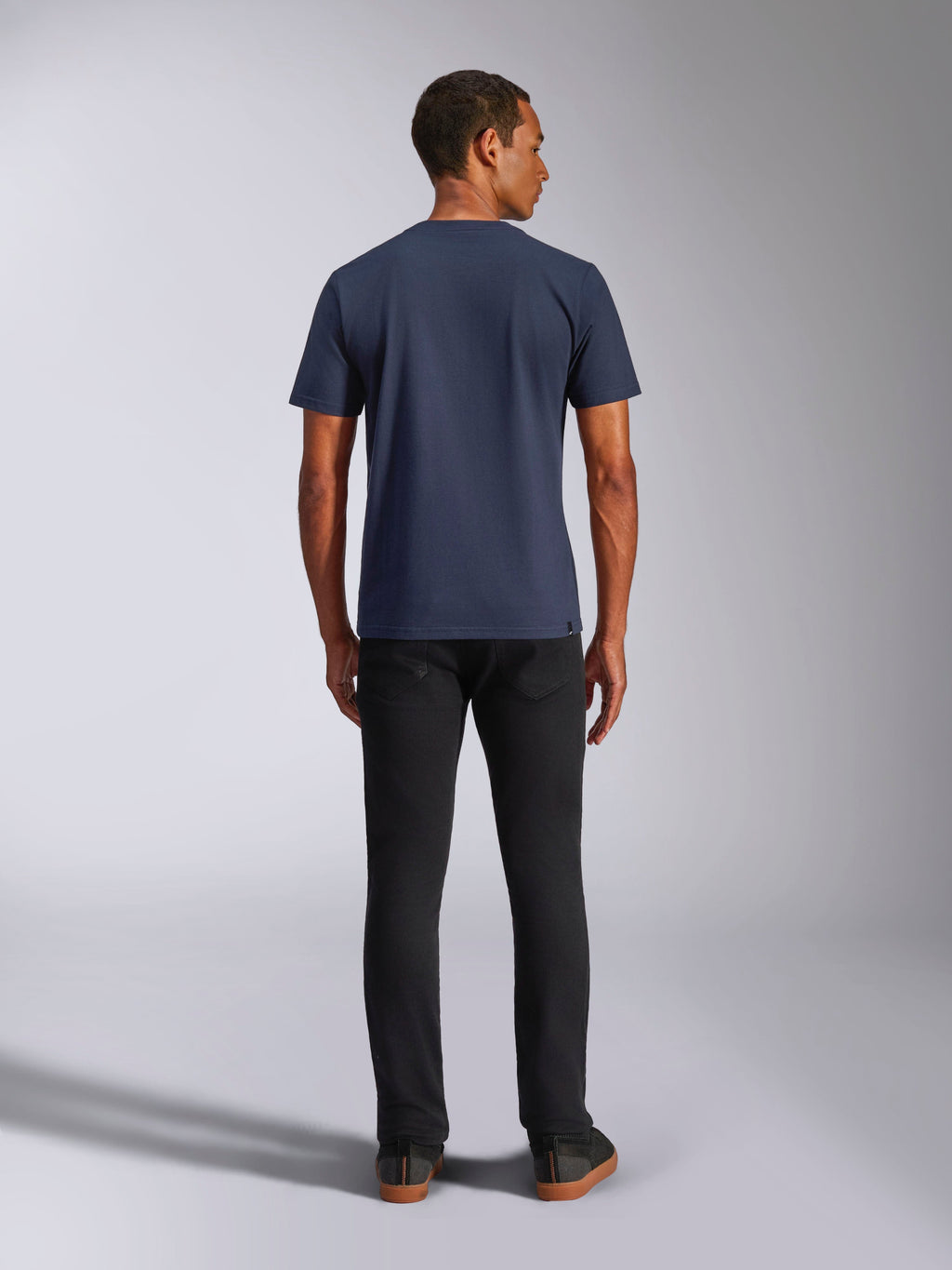 Alpinestars Ride 4.0 CSF Tee, koszulka z krótkim rękawem, granatowa, widok z tyłu na modelu, w zestawieniu z czarnymi jeansami, codzienna odzież streetwearowa inspirowana sportami motorowymi