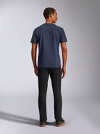 Alpinestars Ride 4.0 CSF Tee, koszulka z krótkim rękawem, granatowa, widok z tyłu na modelu, w zestawieniu z czarnymi jeansami, codzienna odzież streetwearowa inspirowana sportami motorowymi