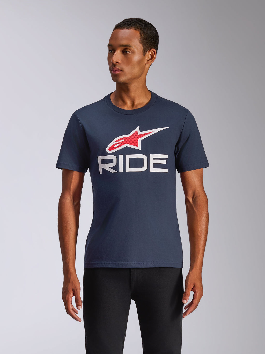 Alpinestars Ride 4.0 CSF Tee, koszulka z krótkim rękawem, granatowa, czerwono-białe logo Alpinestars i biały napis RIDE, codzienna odzież motorsportowa typu streetwear