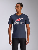 Alpinestars Ride 4.0 CSF Tee, koszulka z krótkim rękawem, granatowa, czerwono-białe logo Alpinestars i biały napis RIDE, codzienna odzież motorsportowa typu streetwear