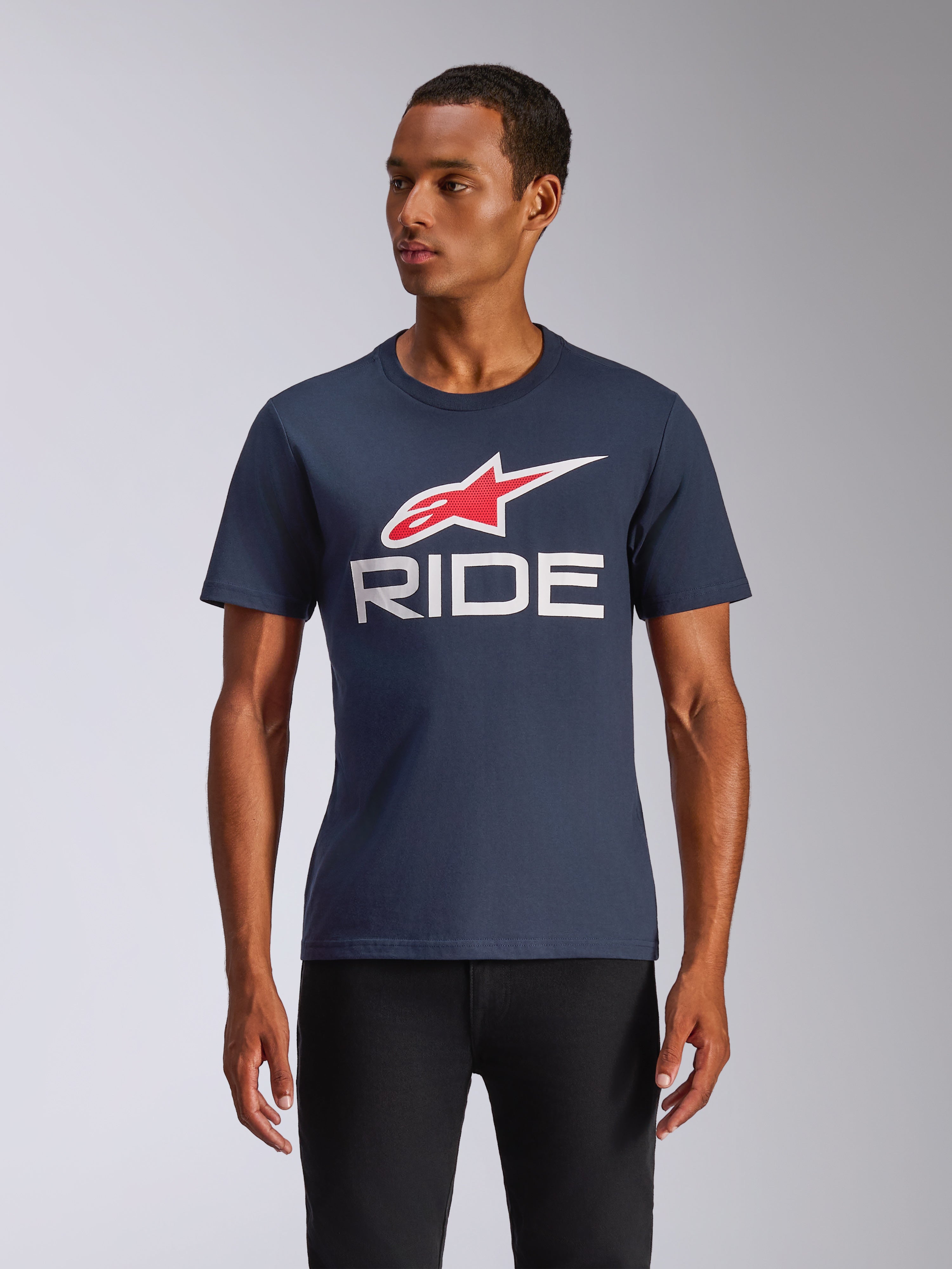 Alpinestars Ride 4.0 CSF Tee, koszulka z krótkim rękawem, granatowa, czerwono-białe logo Alpinestars i biały napis RIDE, codzienna odzież motorsportowa typu streetwear