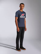 Alpinestars Ride 4.0 CSF Tee, granatowa koszulka z krótkim rękawem, białe logo RIDE z czerwoną gwiazdą Alpinestars, prezentowana przez modela w czarnych spodniach i sneakersach, codzienna odzież lifestyle’owa w stylu motorsport