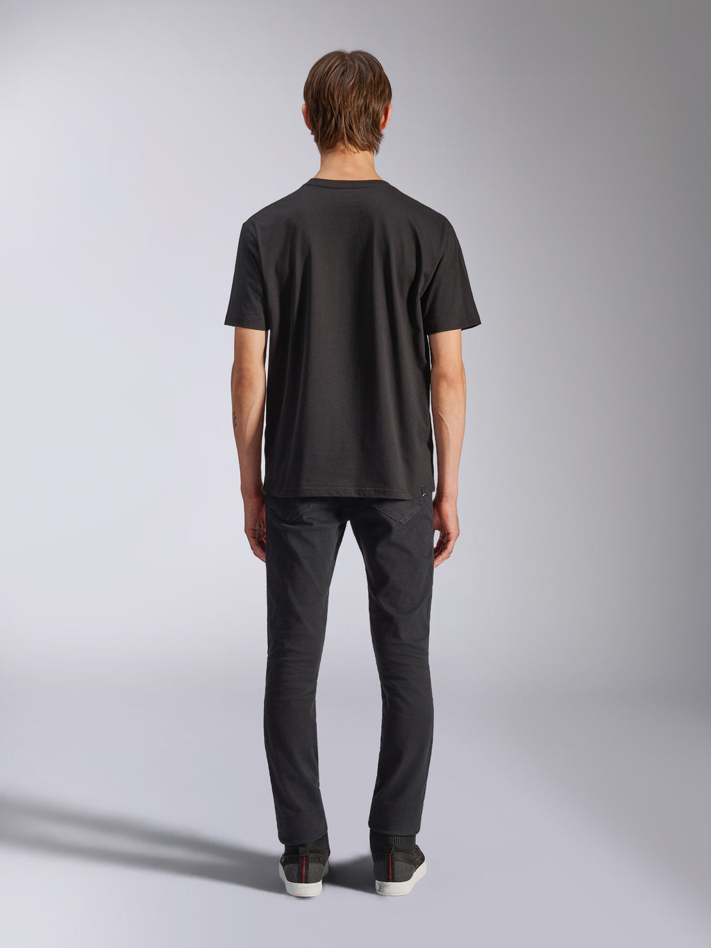 Alpinestars CSF Tee, czarna koszulka z krótkim rękawem, widok z tyłu na modelu, casualowy streetwear motorsportowy