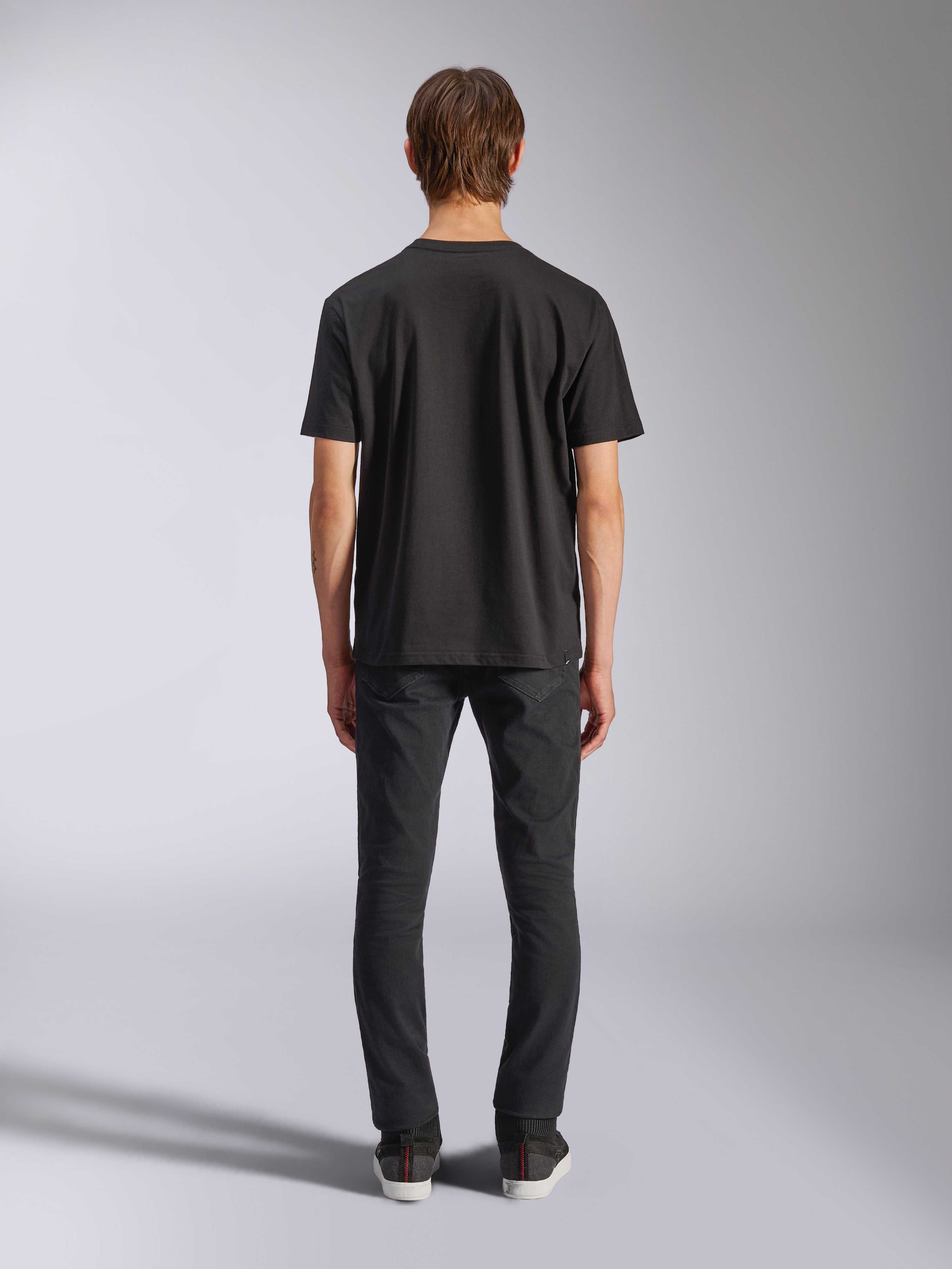 Alpinestars CSF Tee, czarna koszulka z krótkim rękawem, widok z tyłu na modelu, casualowy streetwear motorsportowy