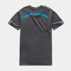 Alpinestars Horizon CSF Tee, koszulka z krótkim rękawem, ciemnoszara, widok z tyłu z niebieskim łukowym napisem Alpinestars na wysokości ramion, codzienna odzież sportowa