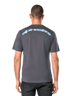 Alpinestars Horizon CSF Tee, koszulka z krótkim rękawem, ciemnoszara, widok z tyłu z jasnoniebieskim łukowym napisem Alpinestars, sportowa odzież codzienna