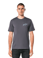 Alpinestars Horizon CSF Tee, koszulka z krótkim rękawem, ciemnoszara, jasnoniebieskie logo Ageless na piersi, casualowa odzież motorsportowa streetwear