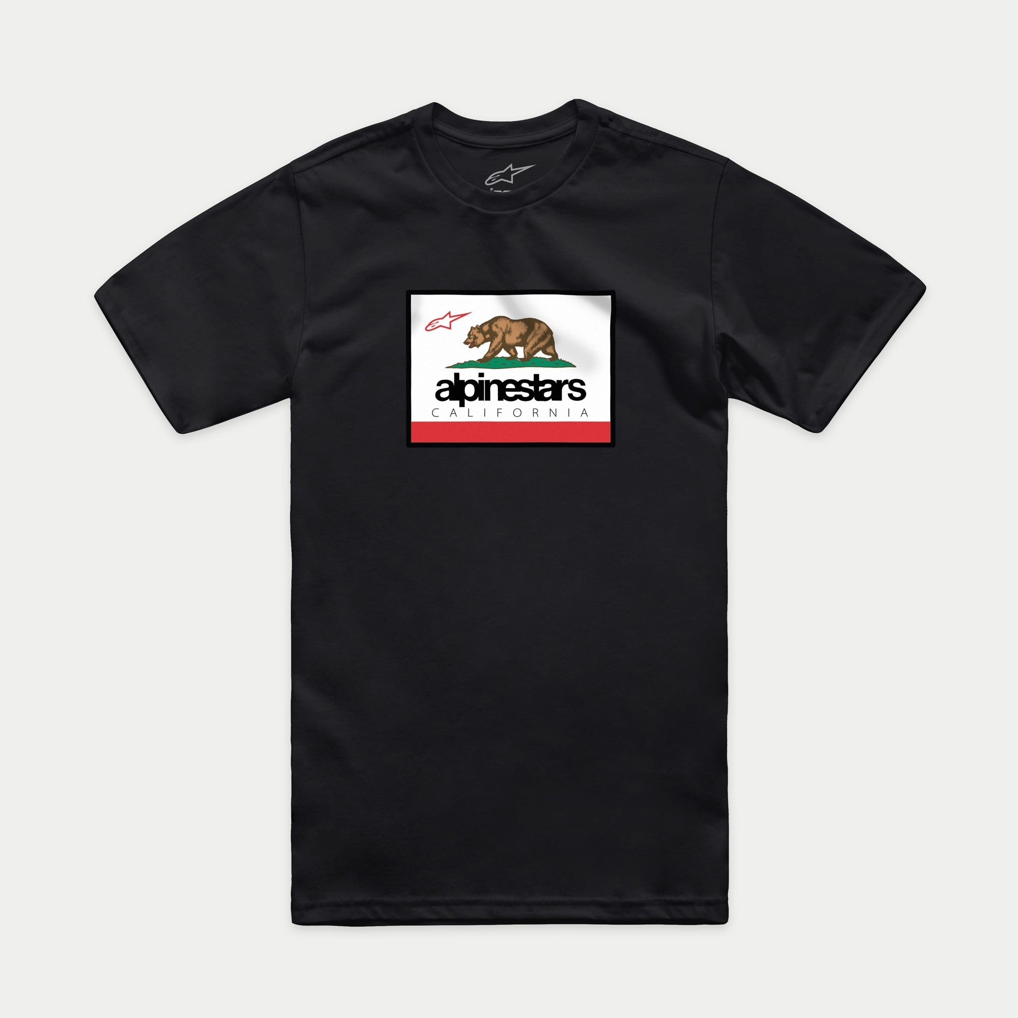Alpinestars Cali 2.0 CSF Tee, czarna koszulka z krótkim rękawem, grafika inspirowana Kalifornią z niedźwiedziem grizzly i logo Alpinestars, casualowa odzież sportowa