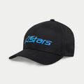 Alpinestars Blaze 2.0 Hat, czapka z daszkiem, czarna z jasnoniebieskim logo Astars, zakrzywiony daszek i ustrukturyzowana korona, codzienny dodatek sportowy