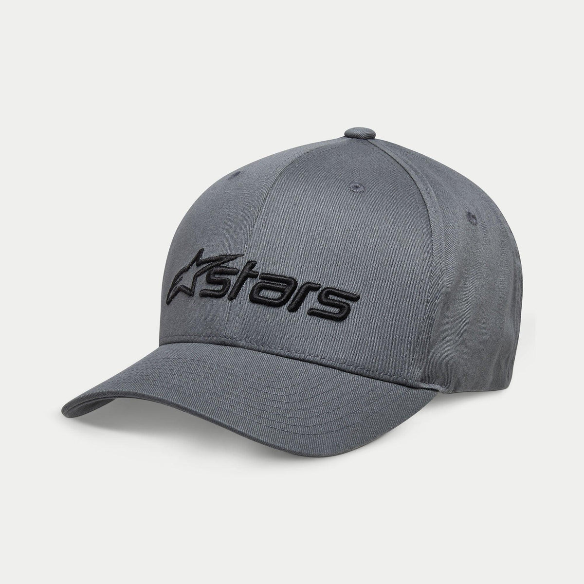 Alpinestars Blaze 2.0 Hat, czapka z daszkiem o ustrukturyzowanej koronie i zakrzywionym daszku, kolor grafitowa czerń, teksturowane czarne logo Astars, elastyczna tkanina twill, styl streetwear inspirowany motorsportem