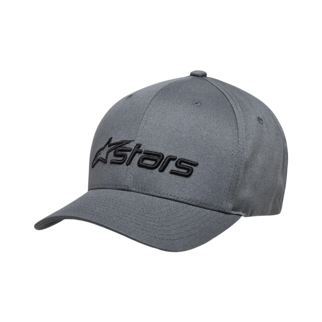 Alpinestars Blaze 2.0 Hat, czapka z daszkiem w kolorze Charcoal Black, ustrukturyzowana konstrukcja z zakrzywionym daszkiem, czarne teksturowane logo Alpinestars z przodu, casualowy design inspirowany motorsportem