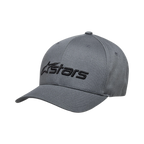 Alpinestars Blaze 2.0 Hat, czapka z daszkiem w kolorze Charcoal Black, ustrukturyzowana konstrukcja z zakrzywionym daszkiem, czarne teksturowane logo Alpinestars z przodu, casualowy design inspirowany motorsportem